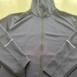 Streamlined Gray Zip Hoodie with Lightweight Design